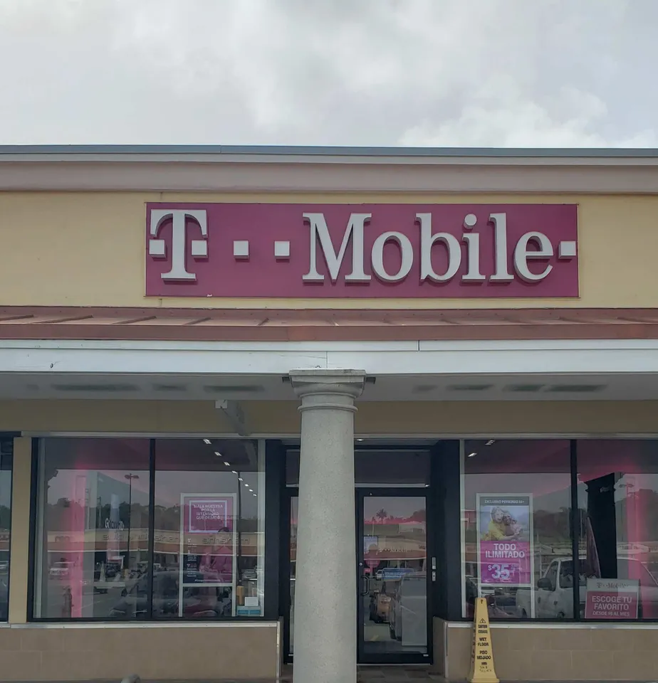 Exterior photo of T-Mobile store at Plaza Fajardo 1, Fajardo, PR