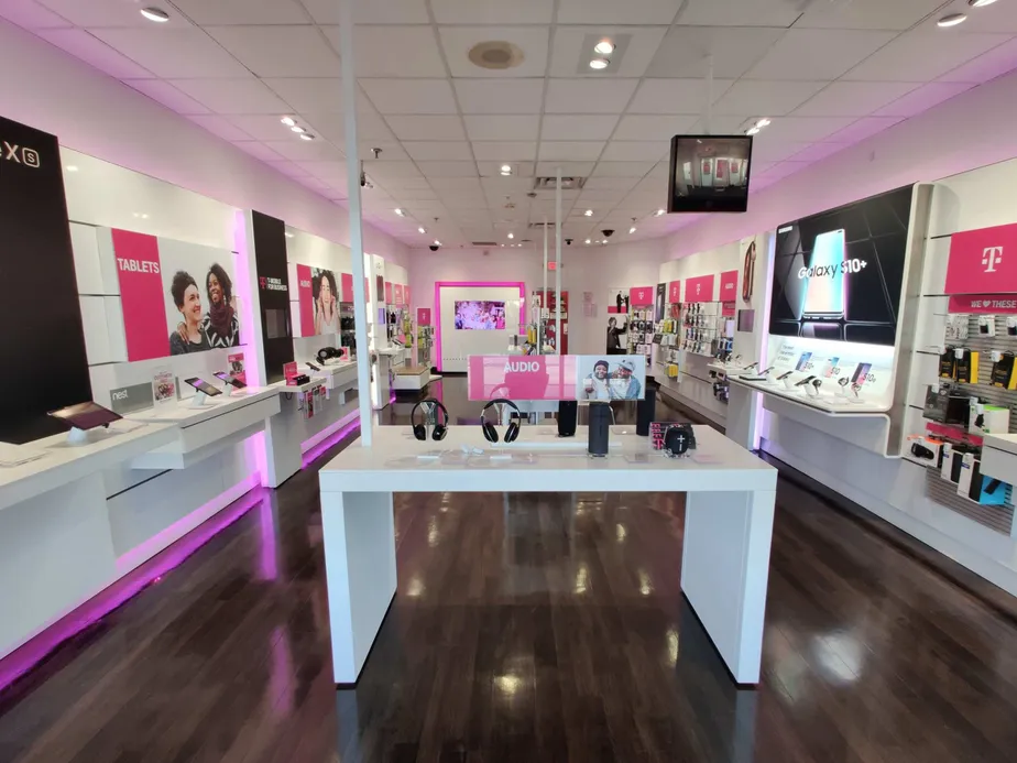 Foto del interior de la tienda T-Mobile en Columbus 2, Columbus, GA