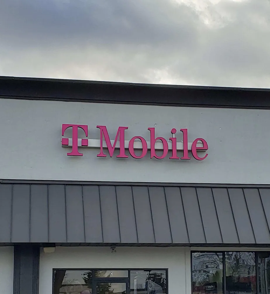 Foto del exterior de la tienda T-Mobile en Navarre Ave & Camelot Dr, Oregon, OH