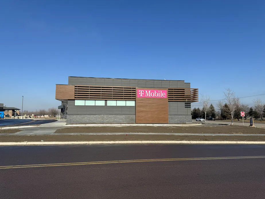  Exterior photo of T-Mobile Store at Minnesota & 81st, Sioux Falls, SD 