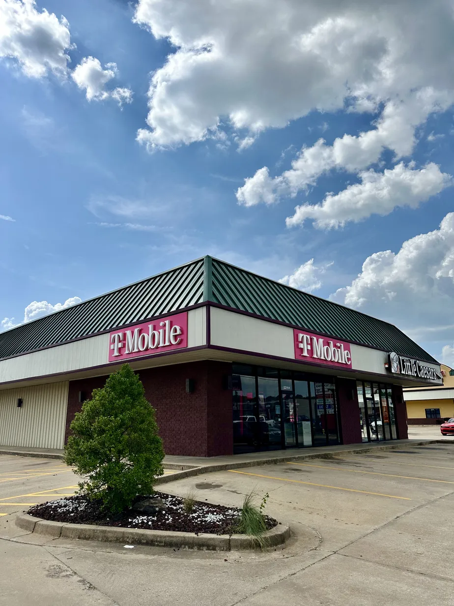  Exterior photo of T-Mobile Store at Fayetteville Rd & Sandstone Dr, Van Buren, AR 
