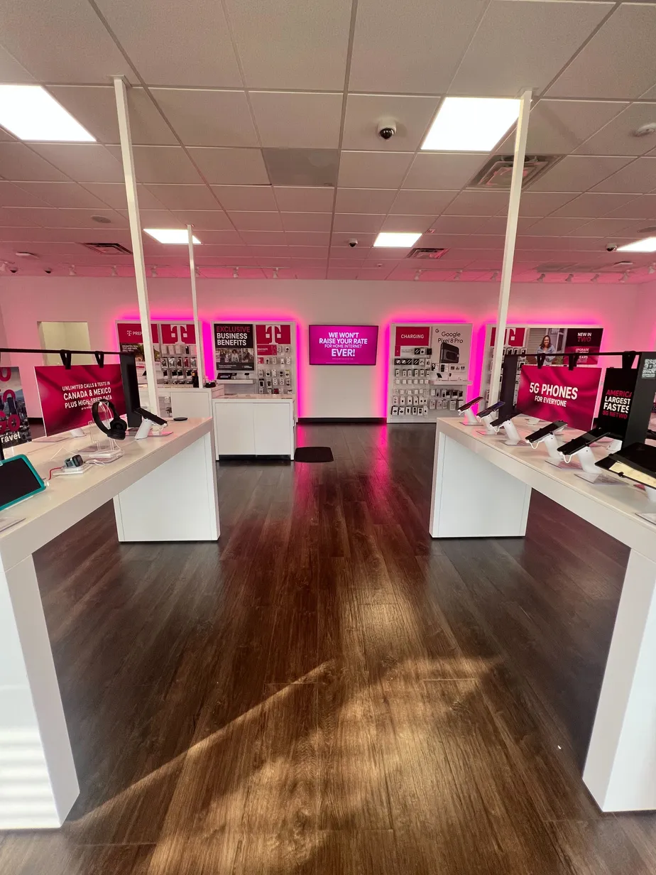 Interior photo of T-Mobile Store at Roper Blvd & S Hwy 27, Clermont, FL