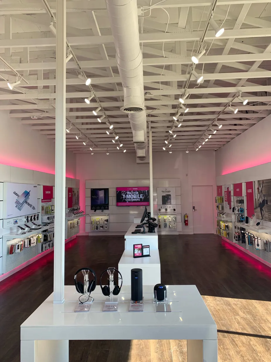 Foto del interior de la tienda T-Mobile en Inner Perimeter Rd & N Oak St, Valdosta, GA