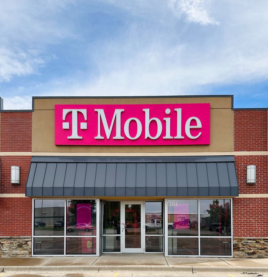 Exterior photo of T-Mobile Store at 7th Ave SE & Centennial St S, Aberdeen, SD
