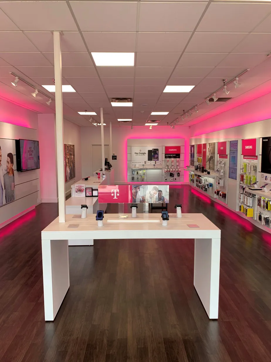 Foto del interior de la tienda T-Mobile en Main & NW Washington Blvd., Hamilton, OH