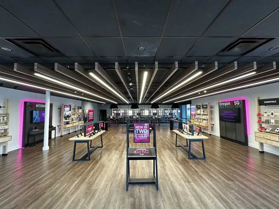 Foto del interior de la tienda T-Mobile en Southgate, Happy Valley, OR