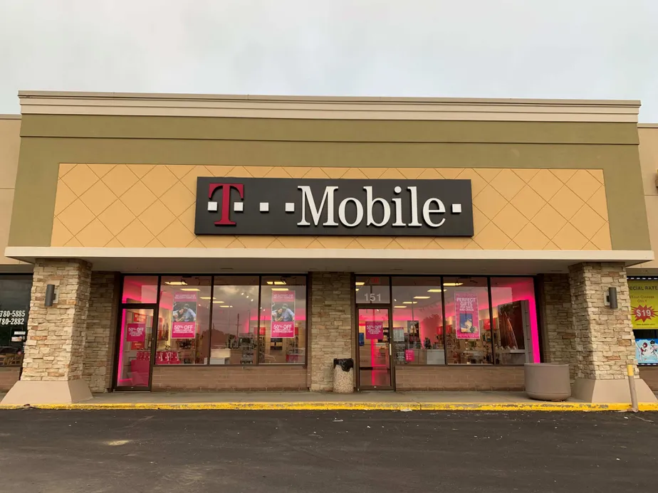 Exterior photo of T-Mobile store at K7 & Sante Fe, Olathe, KS