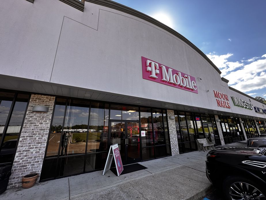 Exterior photo of T-Mobile Store at Vicksburg Crossing, Vicksburg, MS