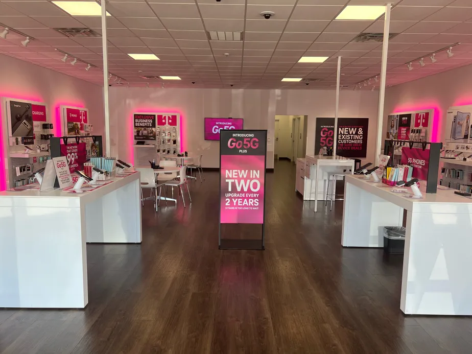Foto del interior de la tienda T-Mobile en Thacker Ave & Applebee Way, Covington, VA
