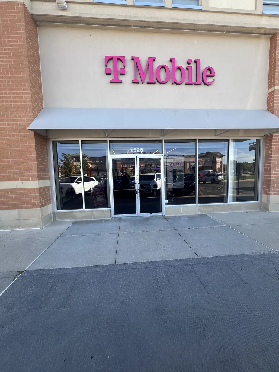  Exterior photo of T-Mobile Store at Randall & Williamsburg, Geneva, IL 