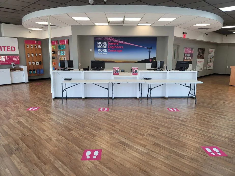  Interior photo of T-Mobile Store at W Lower Buckeye Rd & S 75th Ave, Phoenix, AZ 