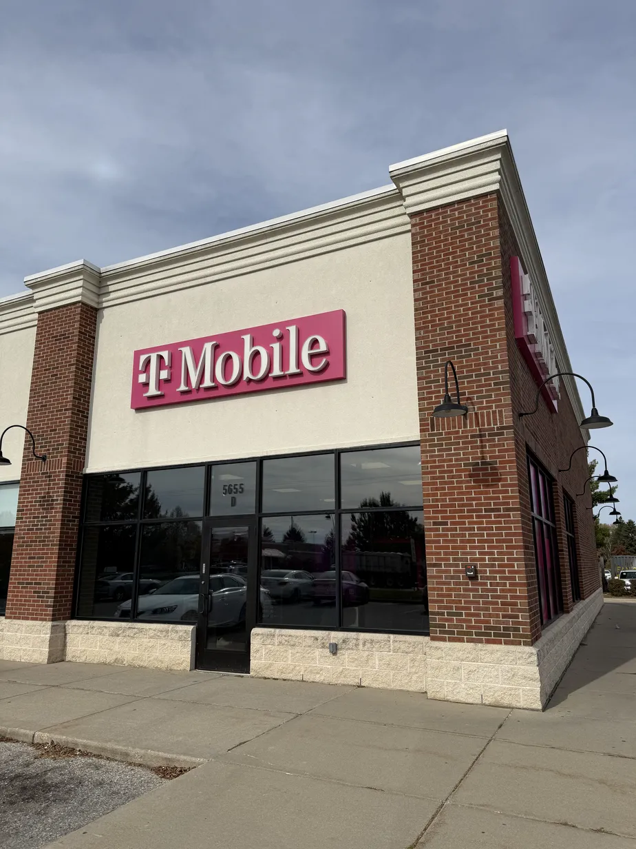  Exterior photo of T-Mobile Store at E Pickard St & Hyde Rd, Mount Pleasant, MI 