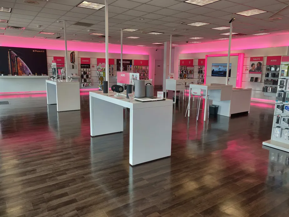 Interior photo of T-Mobile Store at Shelbyville, Louisville, KY