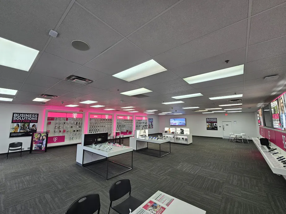 Foto del interior de la tienda T-Mobile en Chouteau Crossings, Kansas City, MO