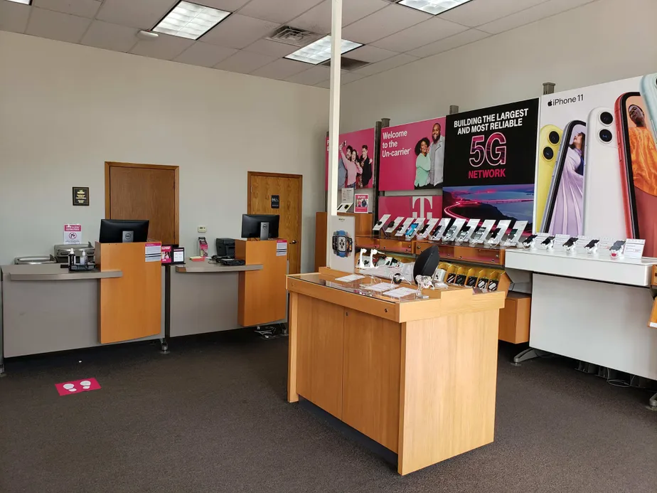 Foto del interior de la tienda T-Mobile en N Central Ave & W McMillan St, Marshfield, WI