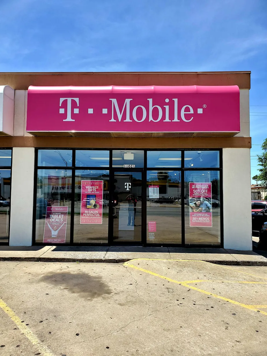 Exterior photo of T-Mobile store at S Thompson & W Sunset, Springdale, AR
