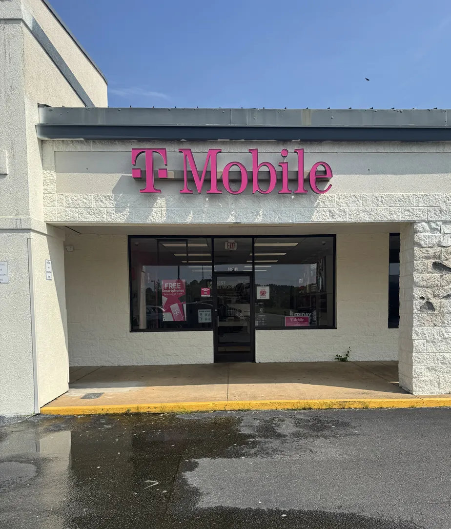  Exterior photo of T-Mobile Store at Louisa - Main St, Louisa, VA 