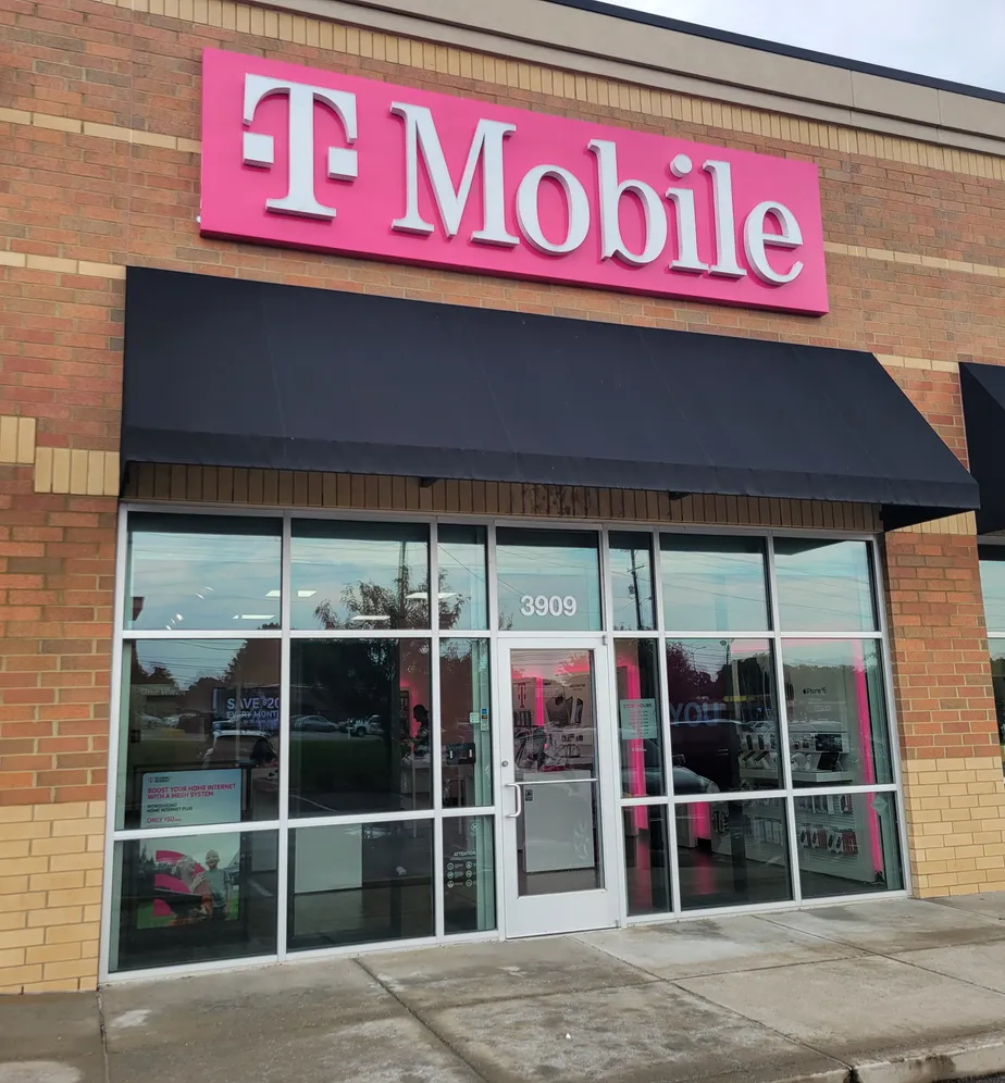  Exterior photo of T-Mobile Store at Lebanon Pike & Bonnasprings Dr, Hermitage, TN 