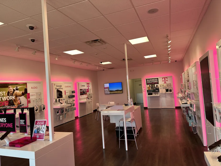 Foto del interior de la tienda T-Mobile en Richmond & Frontier, Staunton, VA