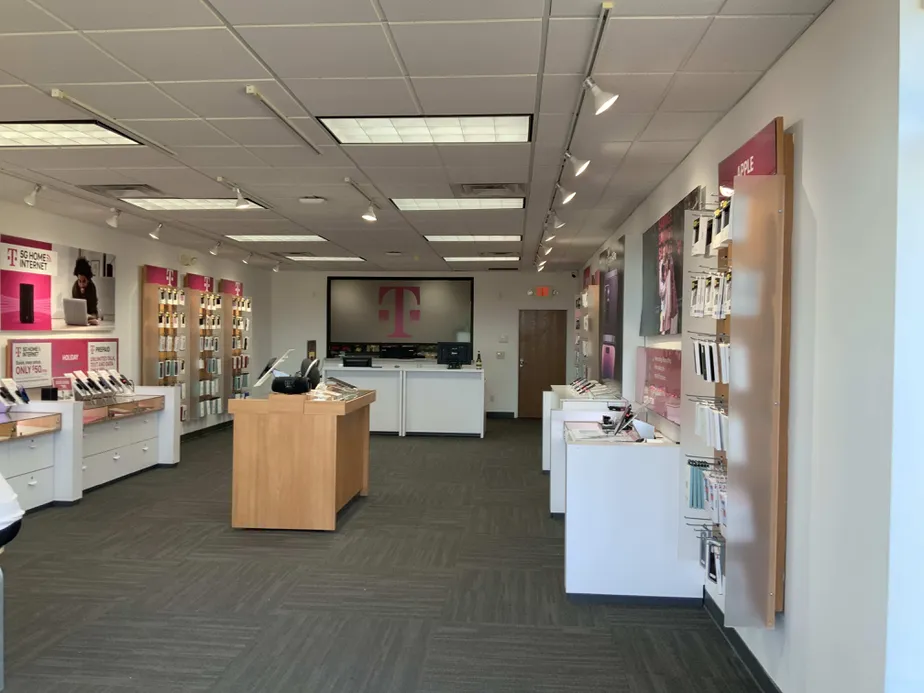 Foto del interior de la tienda T-Mobile en Sashabaw Rd & Maybe Rd, Clarkston, MI