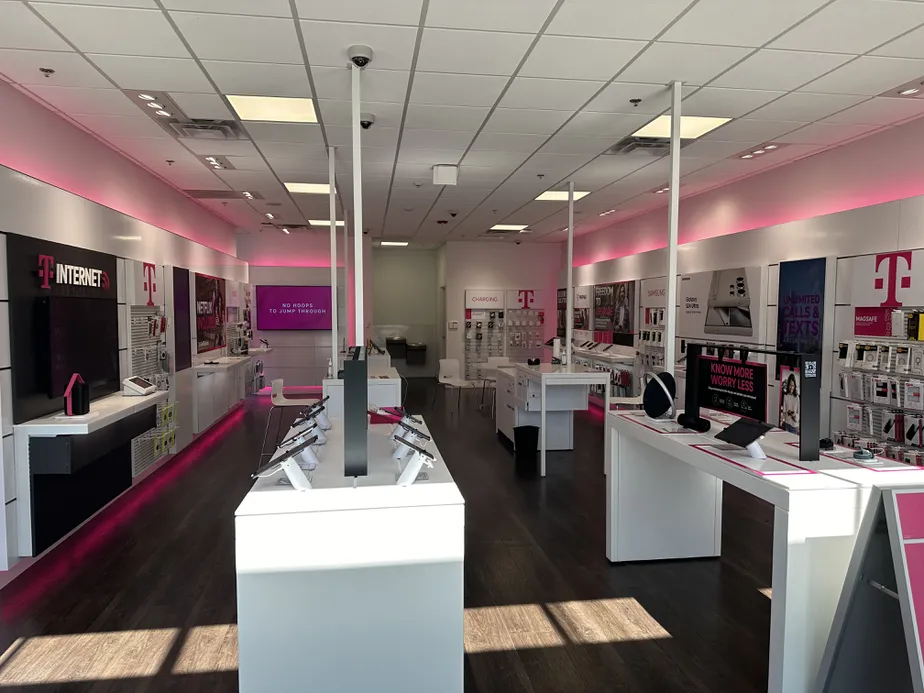 Foto del interior de la tienda T-Mobile en The Shops at Highland Commons, Hudson, MA