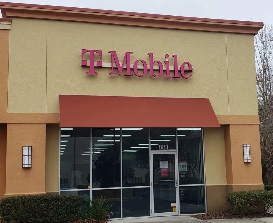 Exterior photo of T-Mobile store at Us Hwy 27 & Rolling Acres Rd, Lady Lake, FL