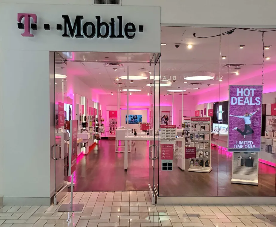 Foto del exterior de la tienda T-Mobile en Tyson's Corner In-line, Mclean, VA
