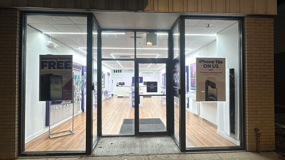 Metro by T-Mobile 6248 N Western Ave - 6248 N Western Ave 