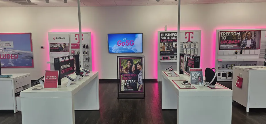 Foto del interior de la tienda T-Mobile en BRdway Bluffs Dr & Trimble Rd, Columbia, MO