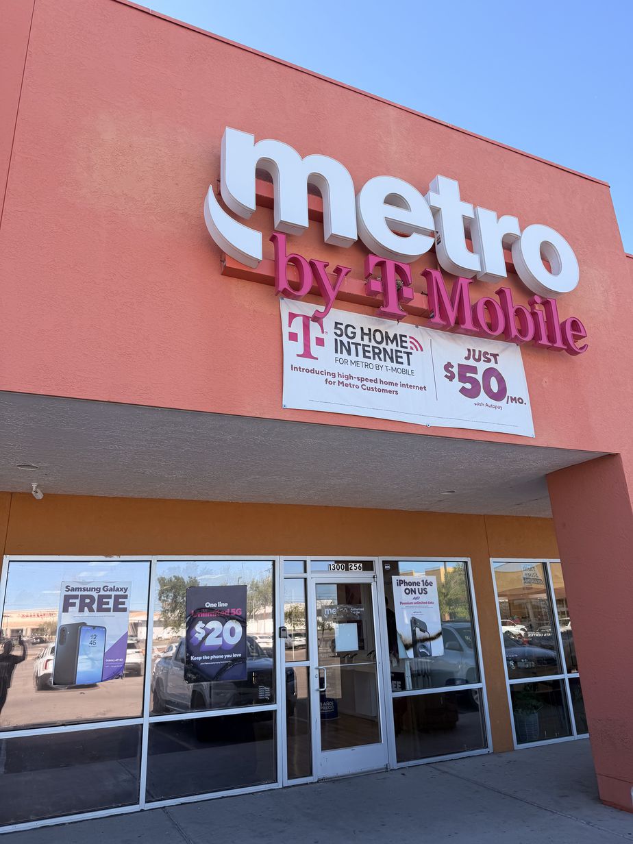 Metro by T-Mobile 1300 El Paseo Rd - 1300 El Paseo Rd 