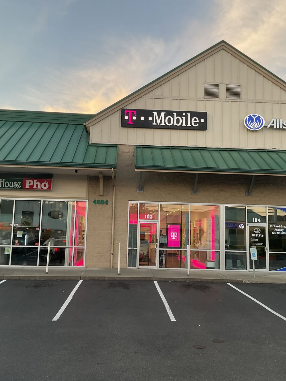 Exterior photo of T-Mobile Store at 4th & Union, Renton, WA