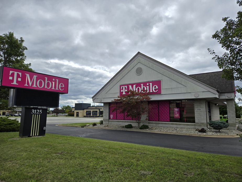 Exterior photo of T-Mobile Store at Tittabawassee Rd & Fortune Blvd, Saginaw, MI