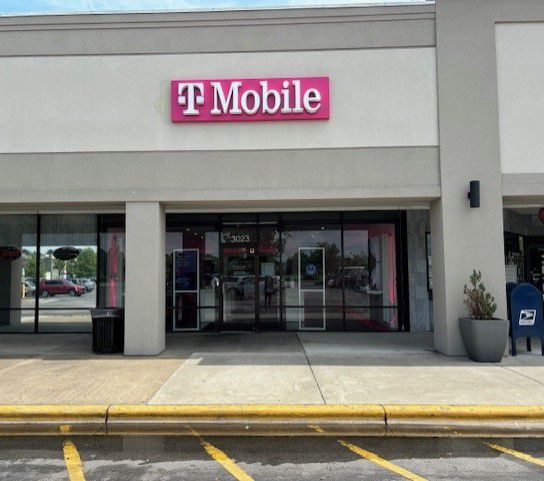 Exterior photo of T-Mobile Store at Dr Mlk Jr Blvd & Hwy 17, New Bern, NC