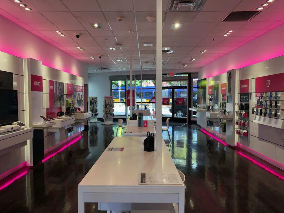 Foto del interior de la tienda T-Mobile en Lake City Way NE & NE 125th, Seattle, WA
