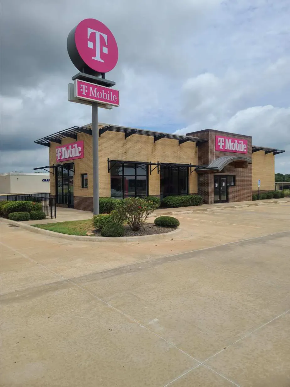 Exterior photo of T-Mobile store at Main & Lakeside Drive, Altus, OK