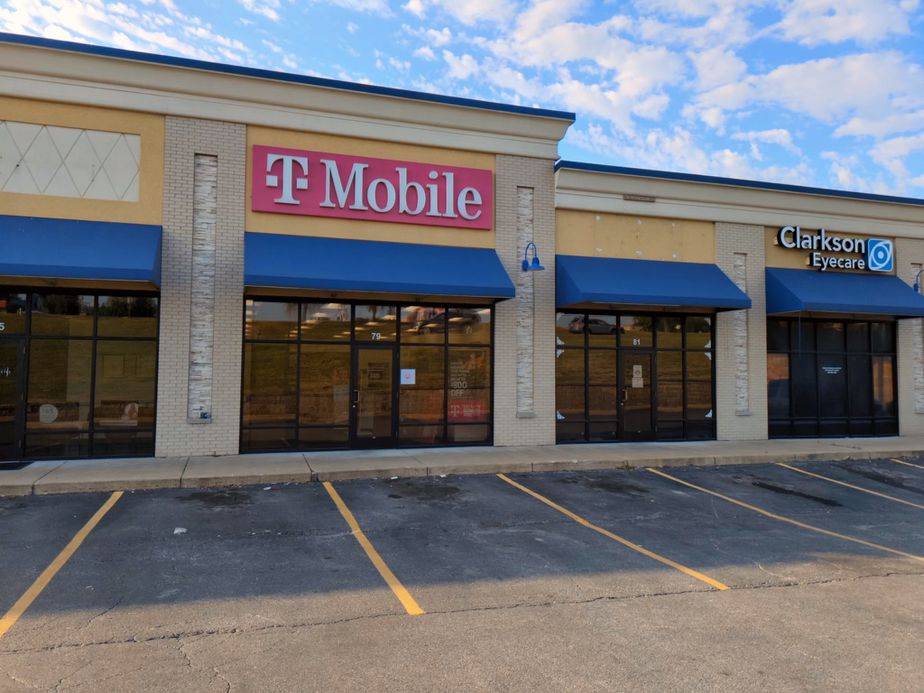 Exterior photo of T-Mobile Store at The Plaza & E Hwy 47, Troy, MO