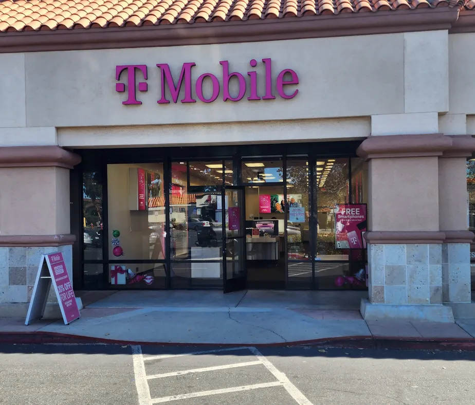Foto del exterior de la tienda T-Mobile en N H St & Chaplin Cir, Lompoc, CA