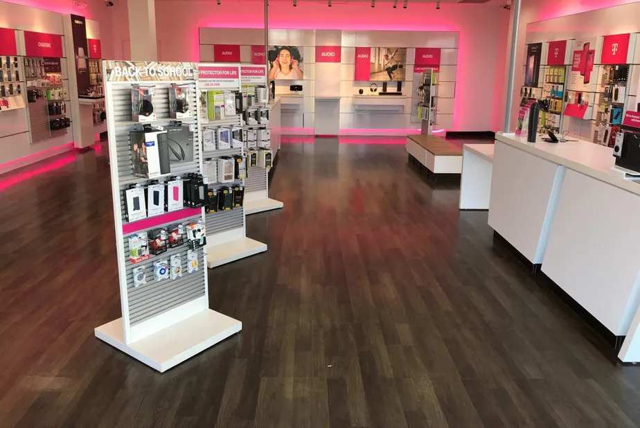 Foto del interior de la tienda T-Mobile en 1150 S & Main, Brigham City, UT