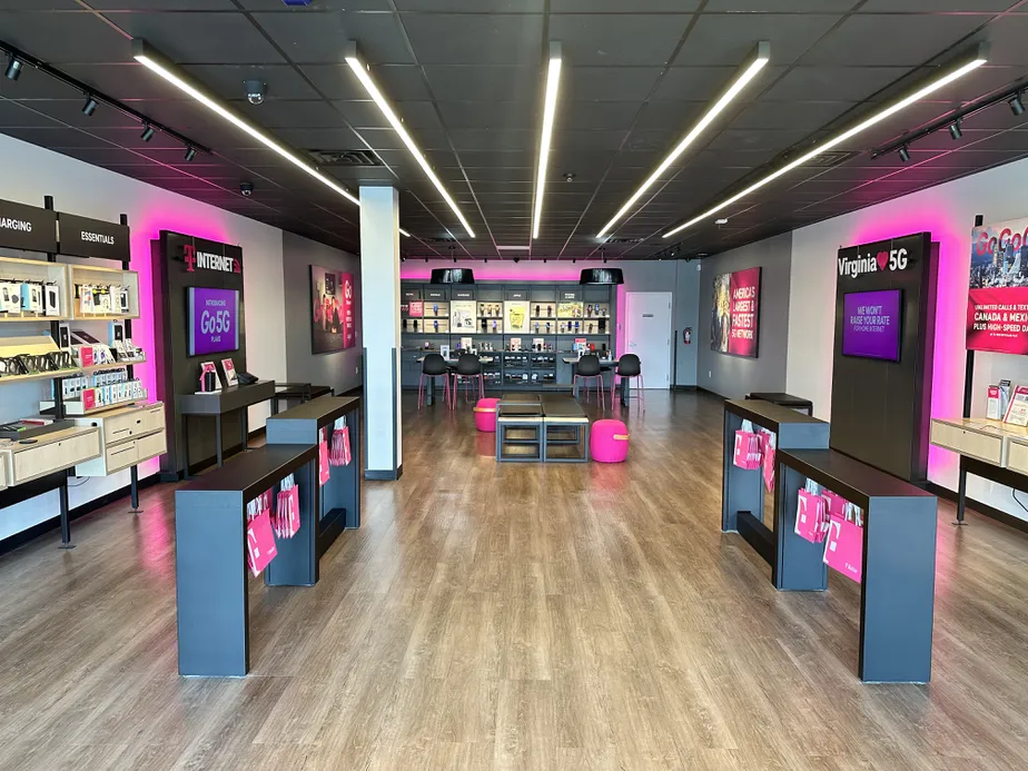 Foto del interior de la tienda T-Mobile en Hilltop South, Virginia Beach, VA