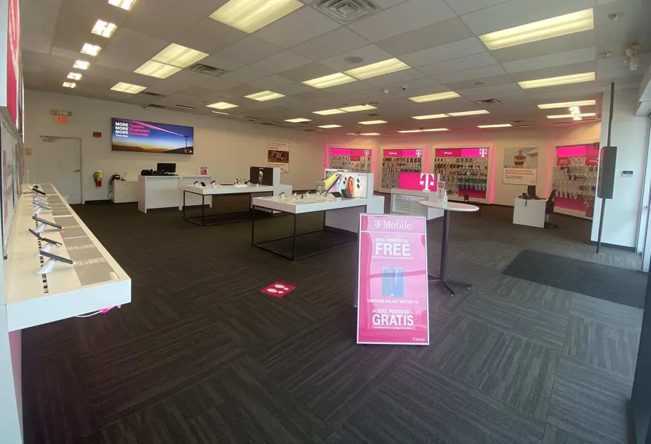 Foto del interior de la tienda T-Mobile en W Judge Perez Dr & LA 39, Chalmette, LA