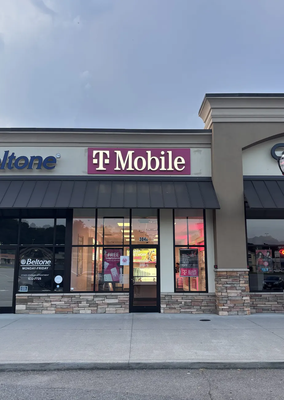  Exterior photo of T-Mobile Store at Commonwealth Blvd & Liberty St, Martinsville, VA 