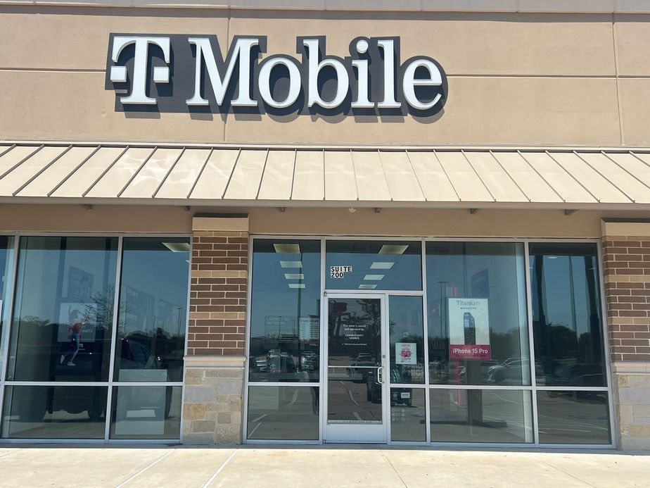 Exterior photo of T-Mobile Store at Interstate 45 N & Hines Ave, Willis, TX