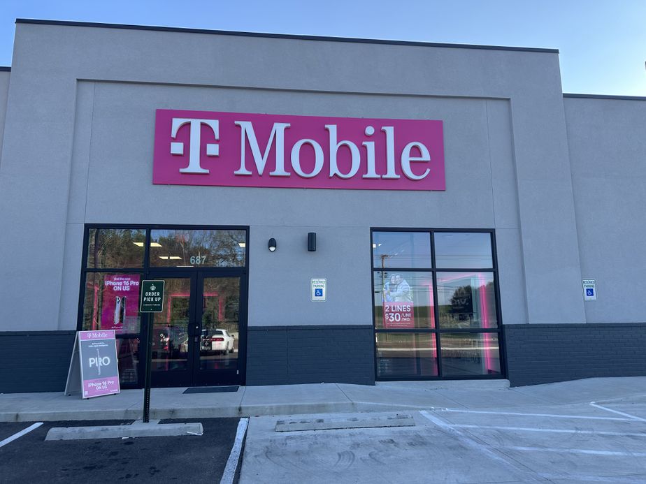 Exterior photo of T-Mobile Store at Beechlake Shopping Center, Lexington, TN