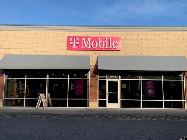  Exterior photo of T-Mobile Store at Chippenham Forest Square, Richmond, VA 