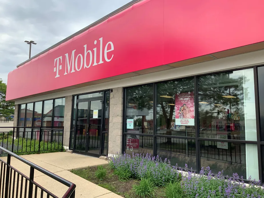 Exterior photo of T-Mobile Store at N Lake St & Il 31, Aurora, IL