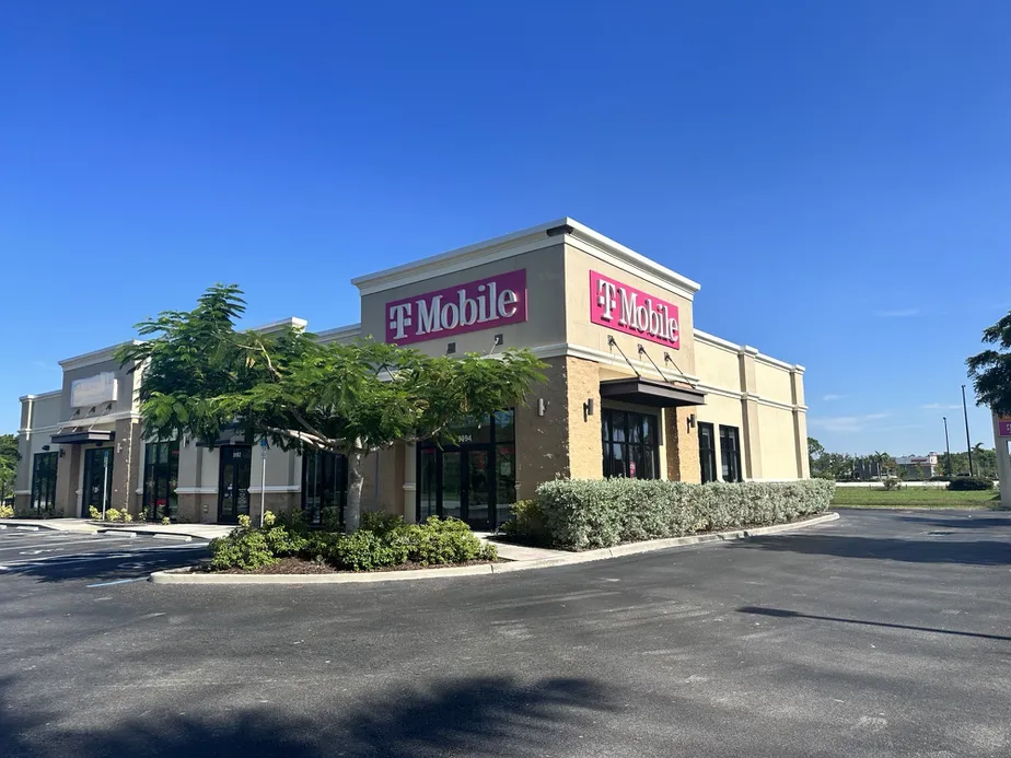 Exterior photo of T-Mobile Store at Gulf Coast Center, Fort Myers, FL