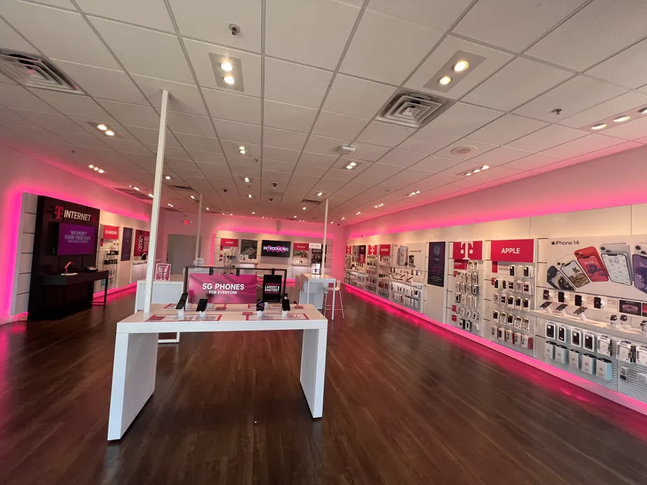  Interior photo of T-Mobile Store at 400 N & I-15, Bountiful, UT 