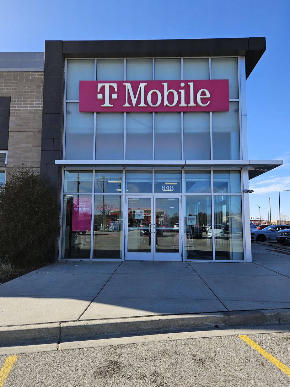 Exterior photo of T-Mobile Store at Milwaukee Ave & Deerfield Pkwy, Buffalo Grove, IL
