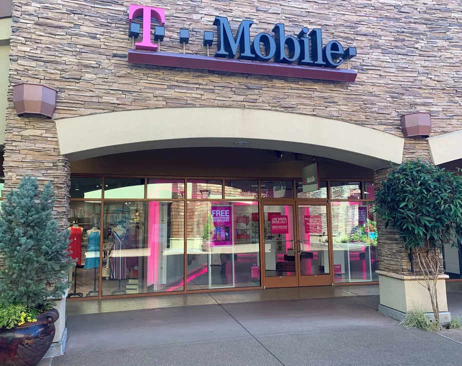 Foto del exterior de la tienda T-Mobile en Woodburn, Woodburn, OR