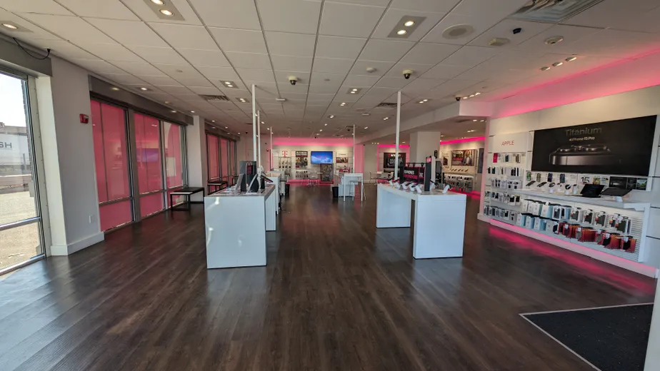 Foto del interior de la tienda T-Mobile en South Bay, Dorchester, MA